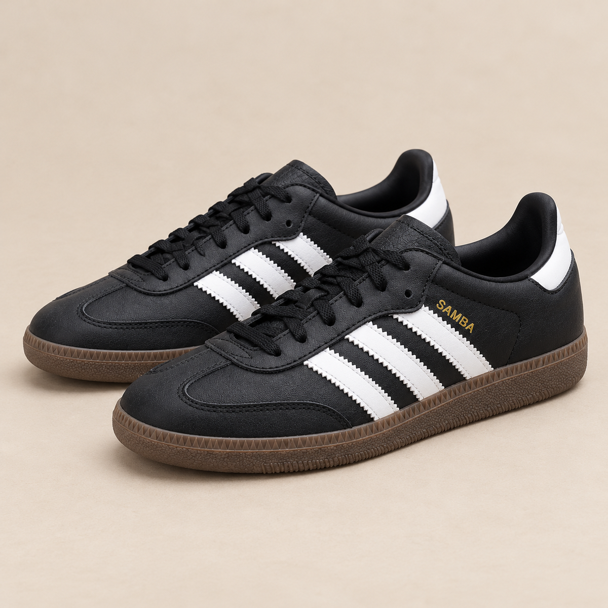 ADIDAS SAMBA PRETO / BRANCO — fotografia de catálogo com fundo bege