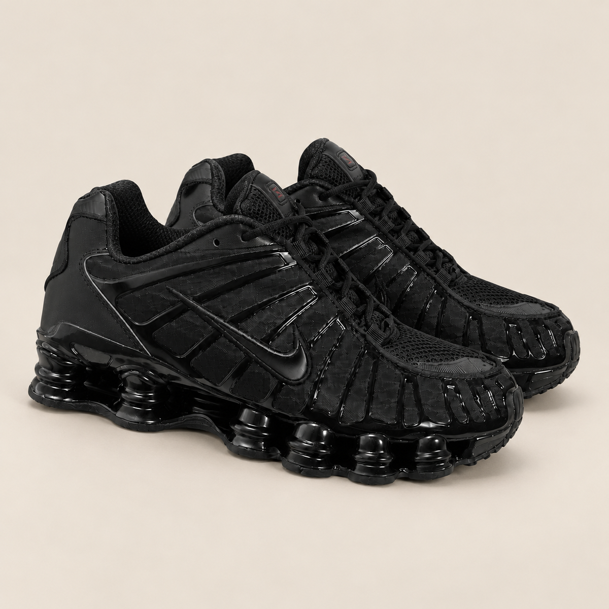 NIKE SHOX PRETO — fotografia de catálogo com fundo bege
