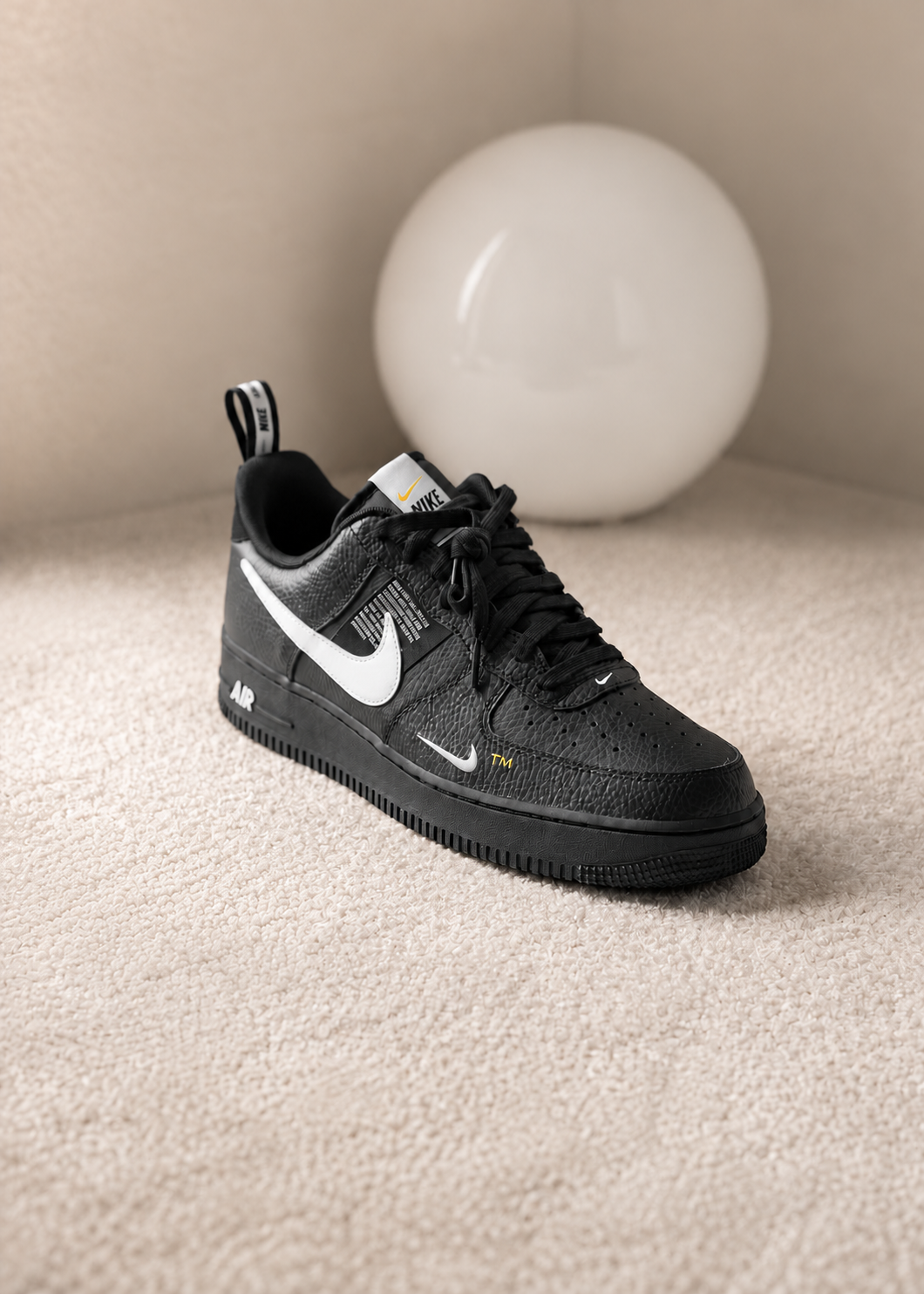 NIKE AIR FORCE 1 LOW TM PRETO / BRANCO