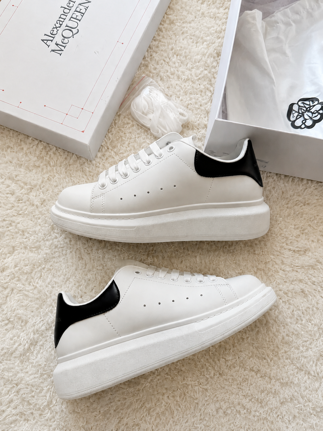 ALEXANDER MCQUEEN OVERSIZED BRANCO / PRETO