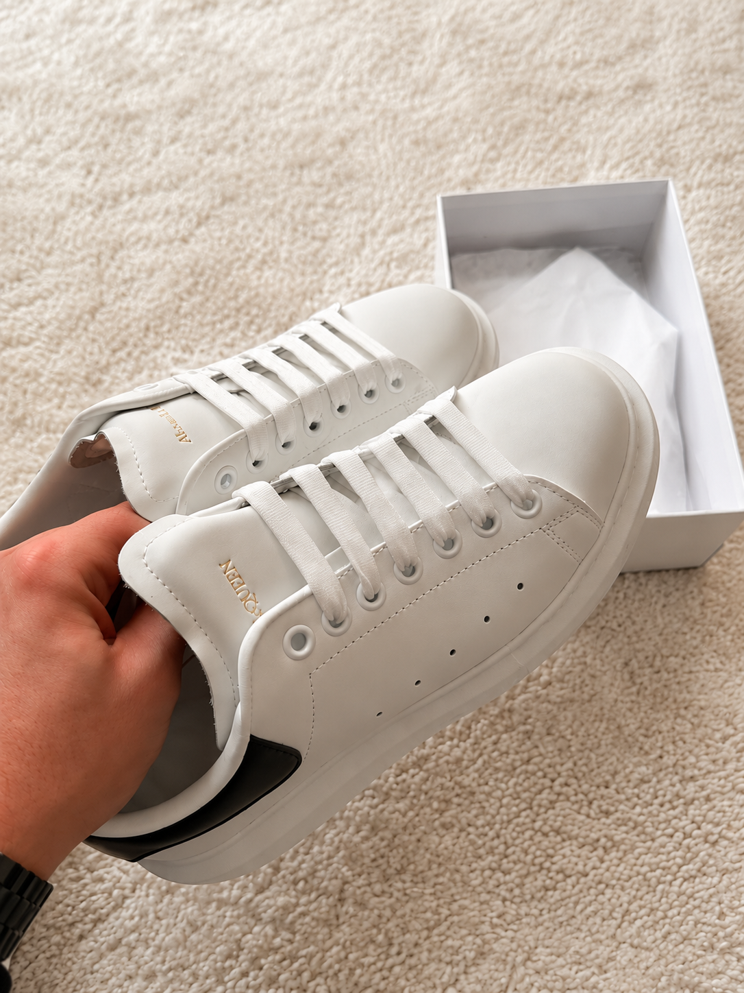 ALEXANDER MCQUEEN OVERSIZED BRANCO / PRETO