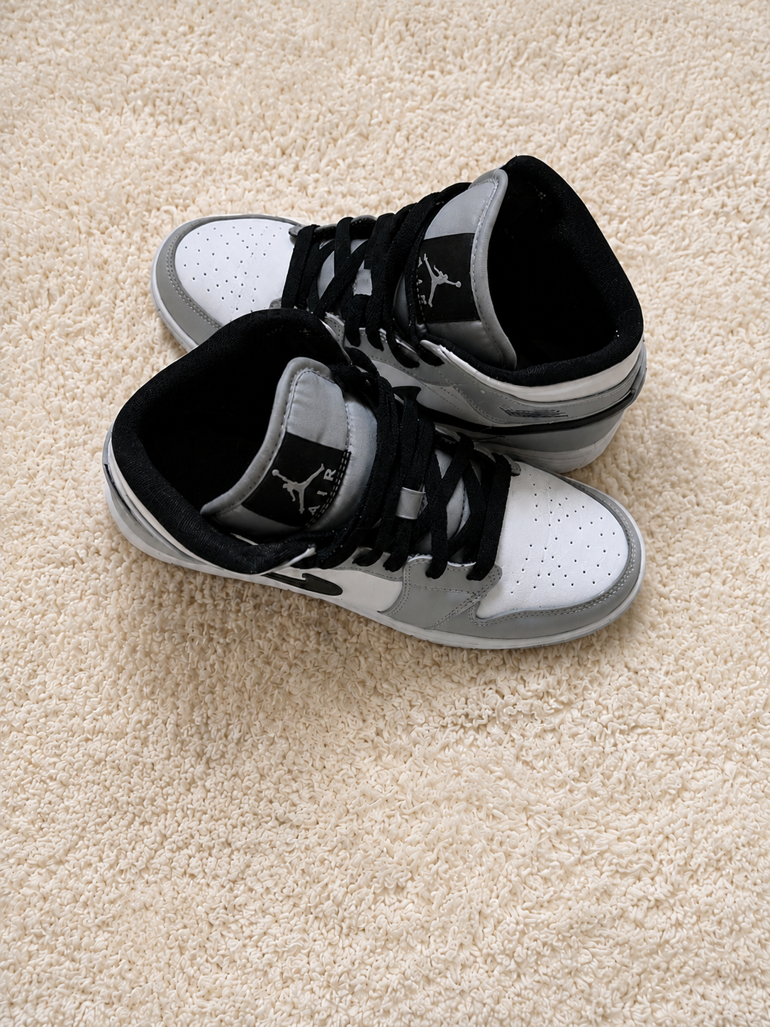 NIKE AIR JORDAN 1 MID CINZA / BRANCO / PRETO