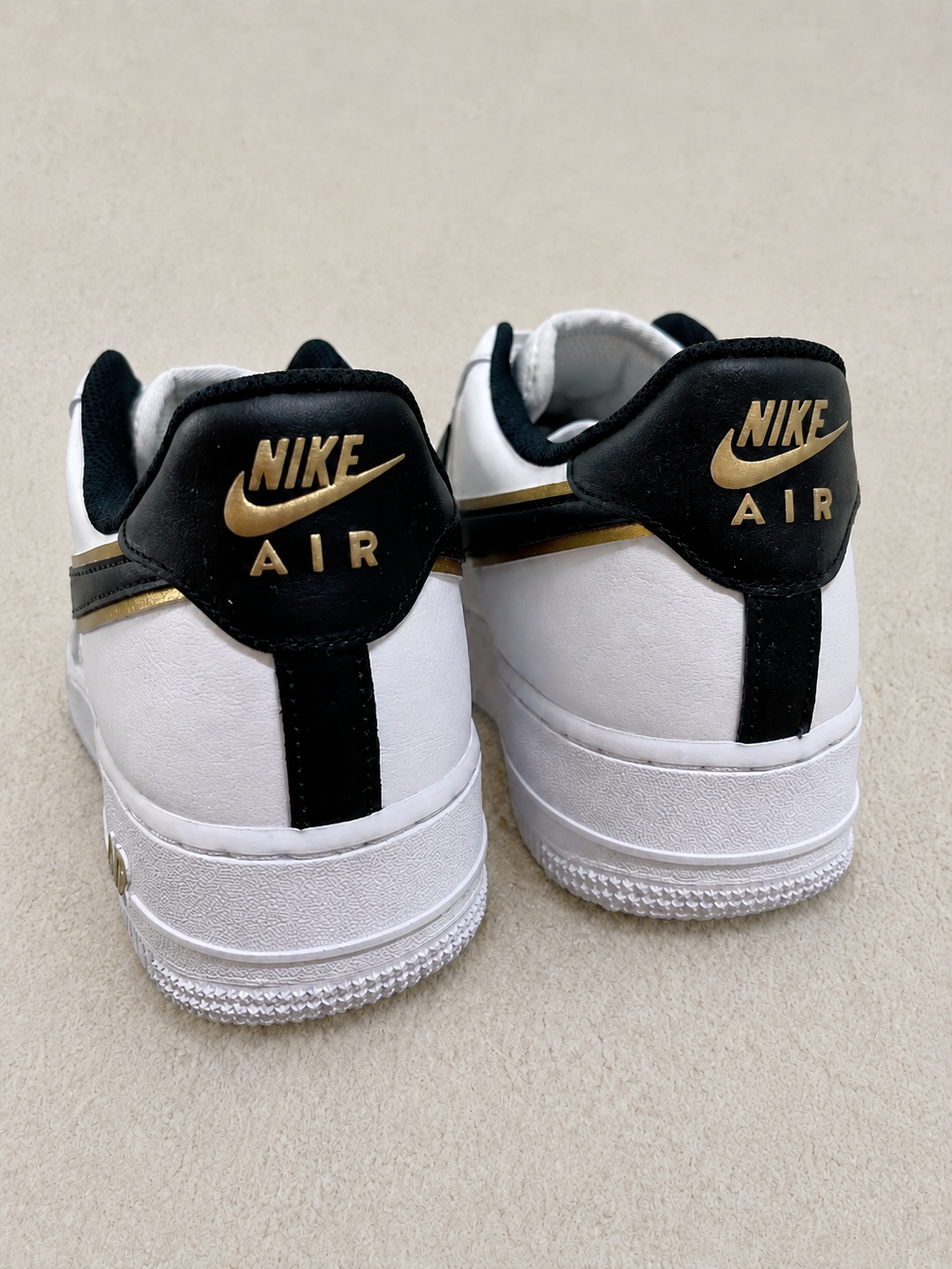 NIKE AIR FORCE 1 LOW BRANCO / PRETO / DOURADO
