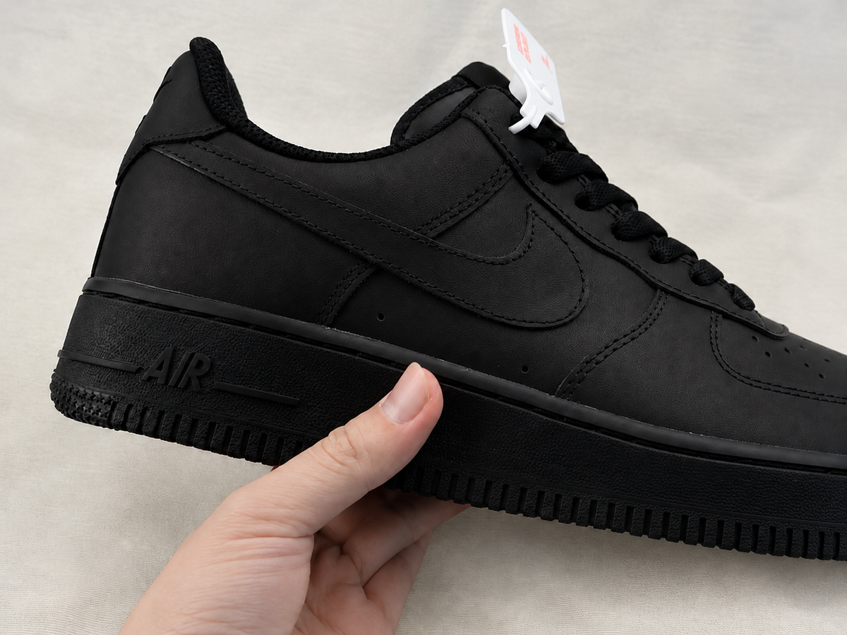 NIKE AIR FORCE 1 LOW PRETO