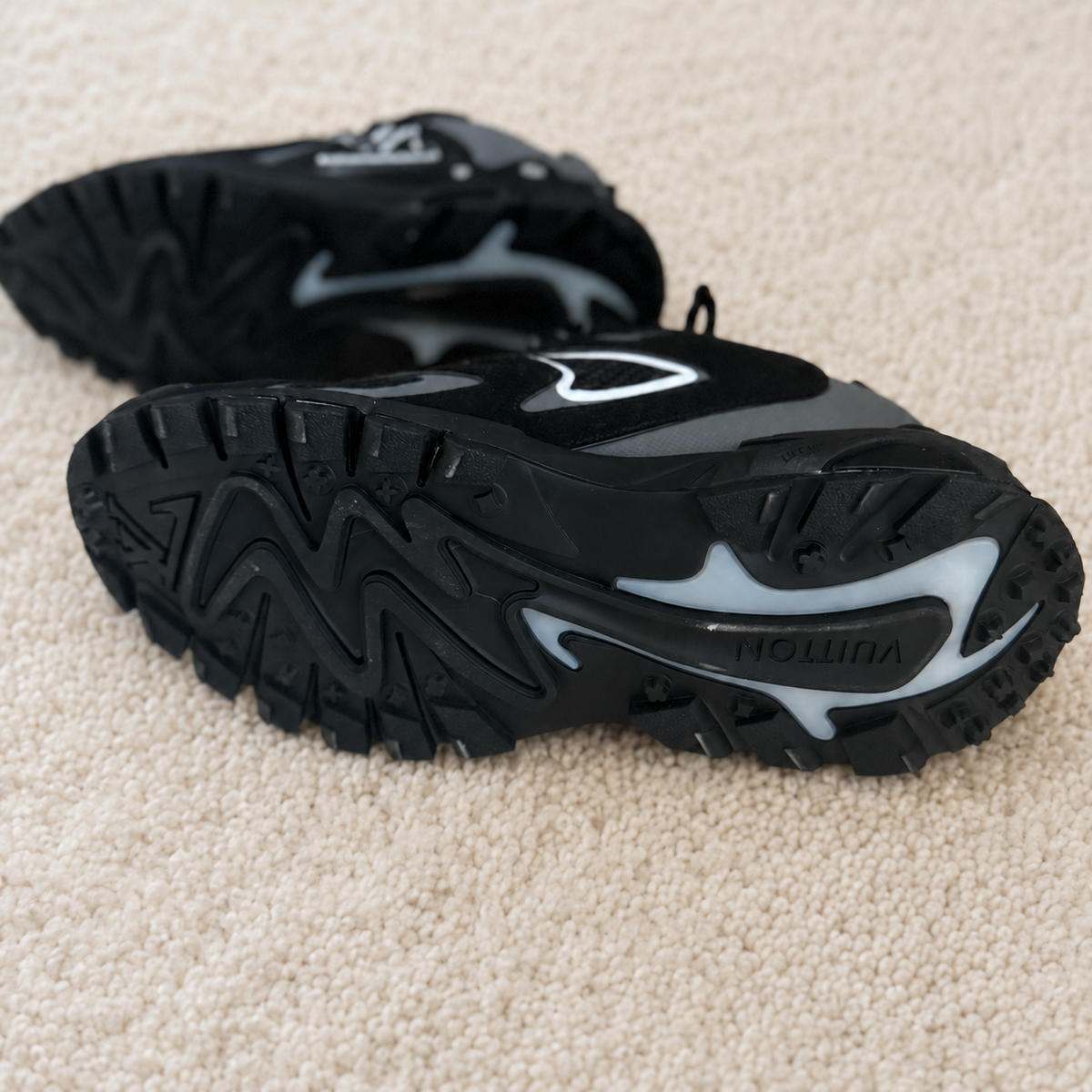 LOUIS VUITTON LV RUNNER TATIC PRETO
