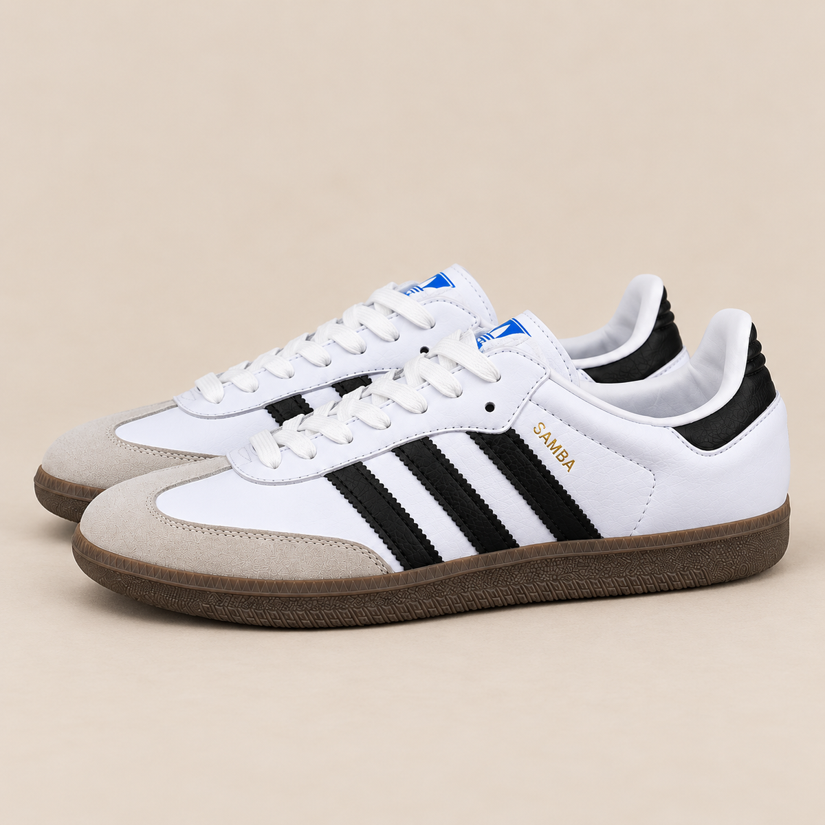 ADIDAS SAMBA BRANCO / PRETO — fotografia de catálogo com fundo bege