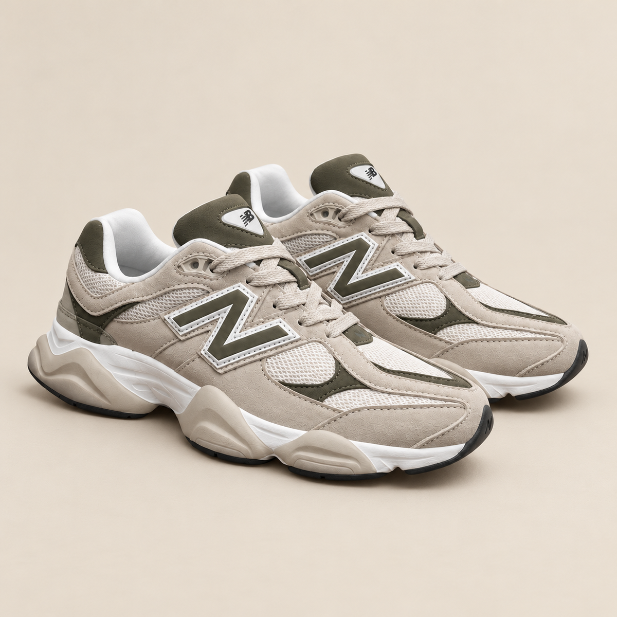 NEW BALANCE 9060 CINZA / CAQUI — fotografia de catálogo com fundo bege