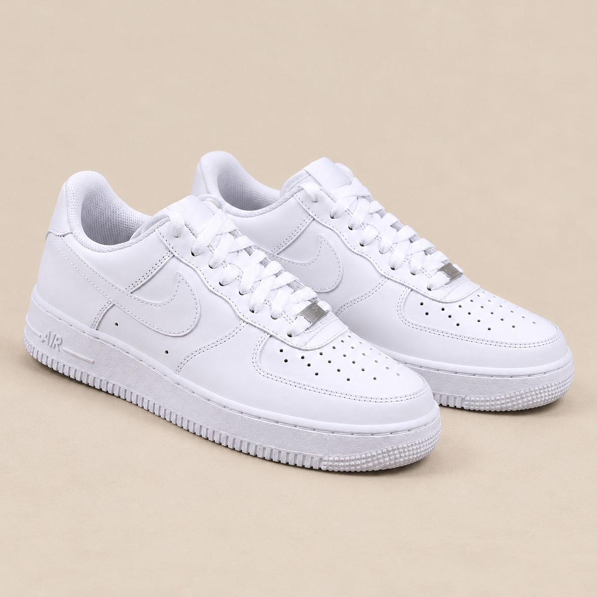 NIKE AIR FORCE 1 LOW BRANCO — fotografia de catálogo com fundo bege