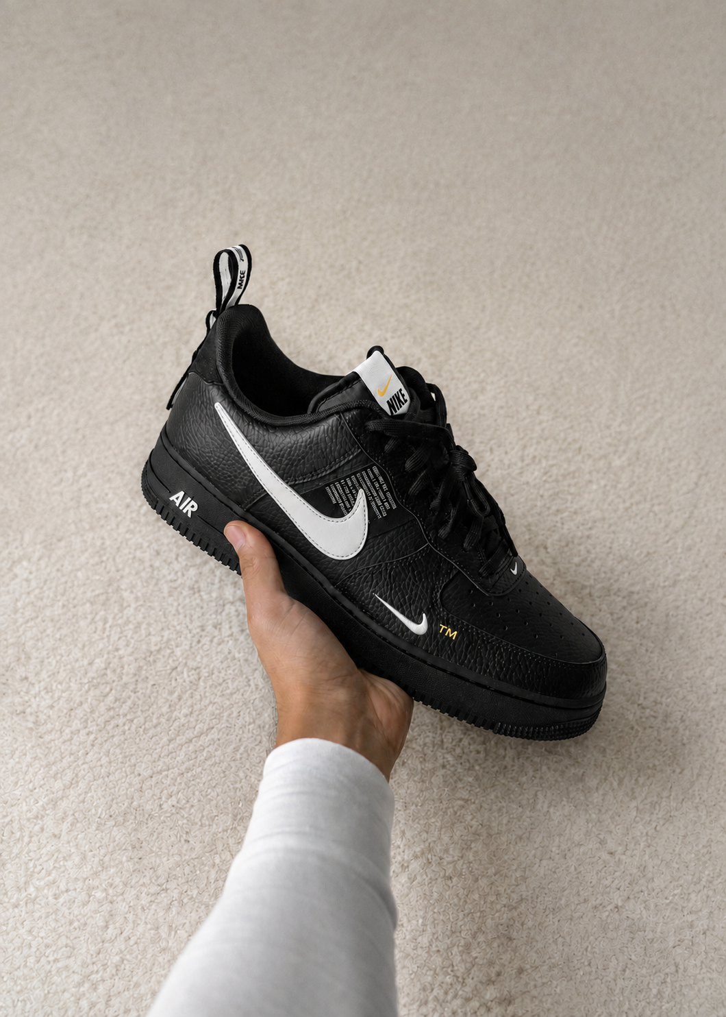 NIKE AIR FORCE 1 LOW TM PRETO / BRANCO