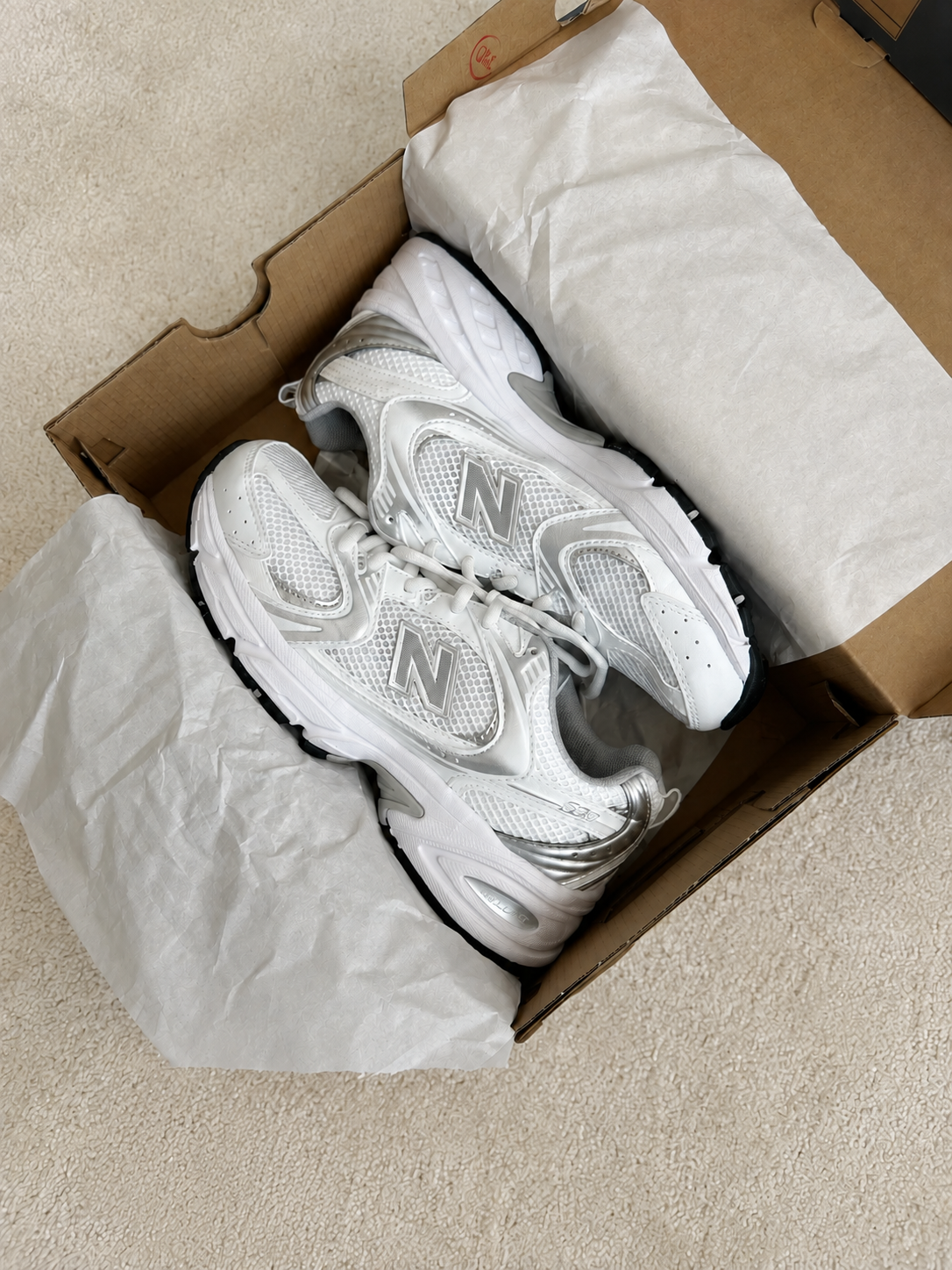 NEW BALANCE 530 BRANCO / PRATEADO
