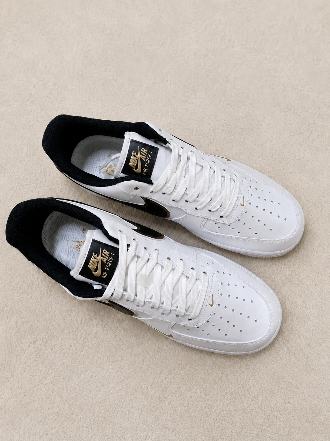 NIKE AIR FORCE 1 LOW BRANCO / PRETO / DOURADO