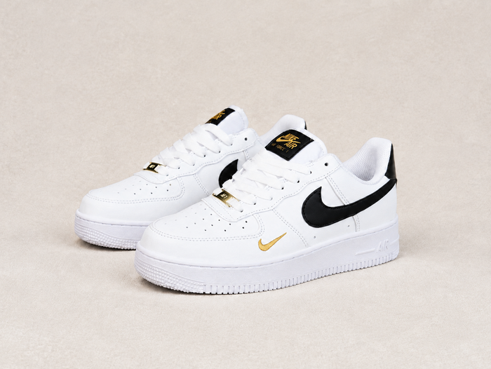 NIKE AIR FORCE 1 LOW BRANCO / PRETO / DOURADO