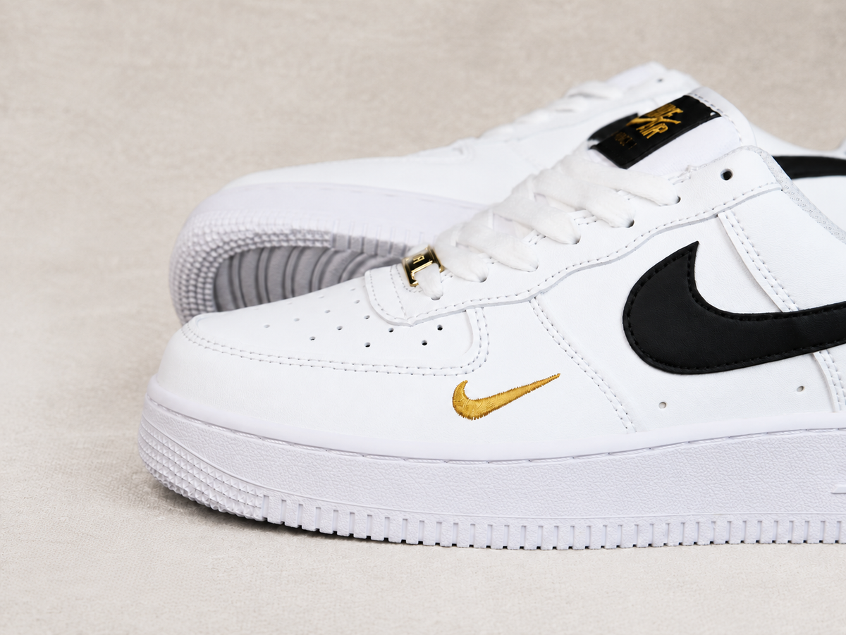 NIKE AIR FORCE 1 LOW BRANCO / PRETO / DOURADO