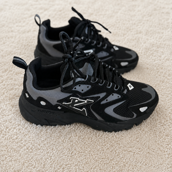 LOUIS VUITTON LV RUNNER TATIC PRETO