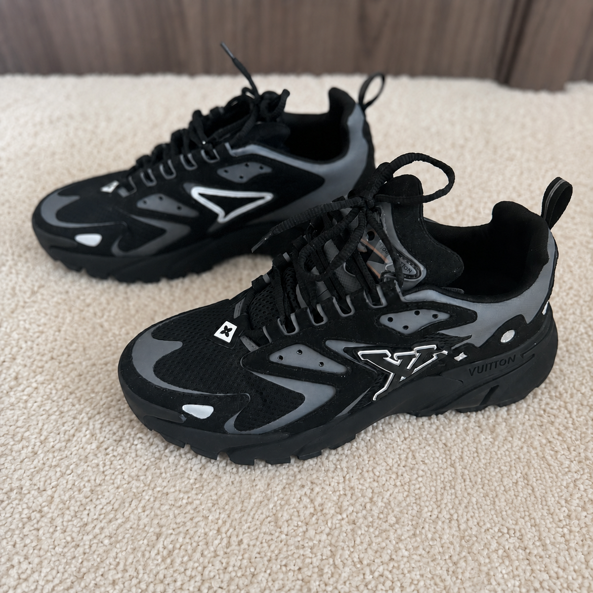 LOUIS VUITTON LV RUNNER TATIC PRETO
