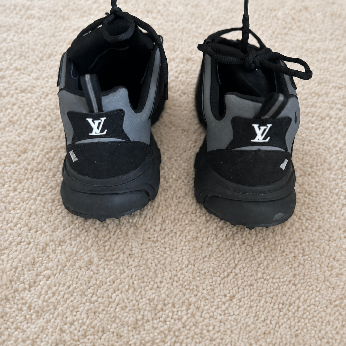 LOUIS VUITTON LV RUNNER TATIC PRETO